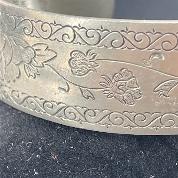 1.31.26-29  Kirk Stieff Pewter Spring Peony Engraved Cuff Bracelet - Picture 2 of 8